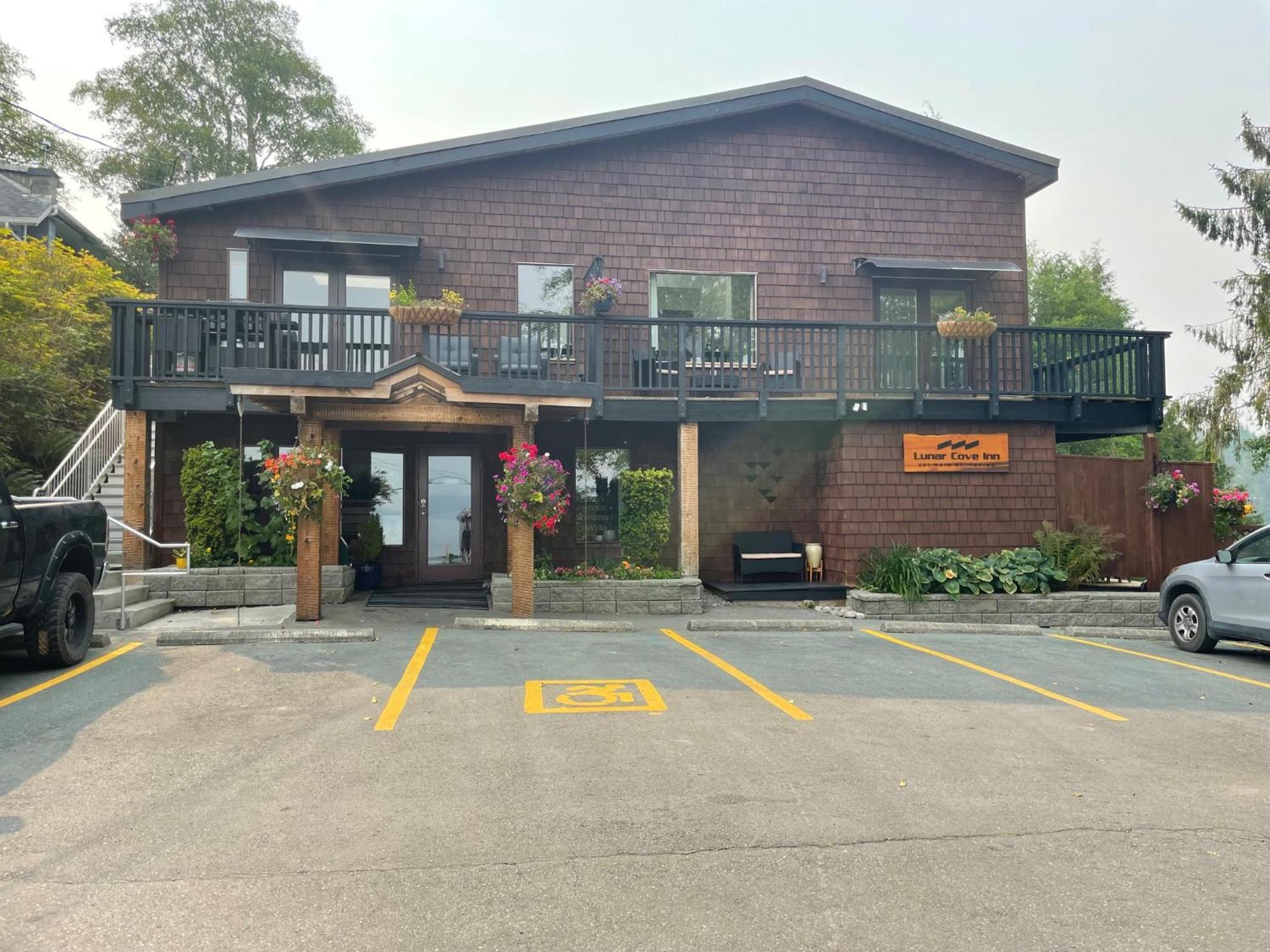 Lunar Cove Inn Charters And Tours 토피노 외부 사진