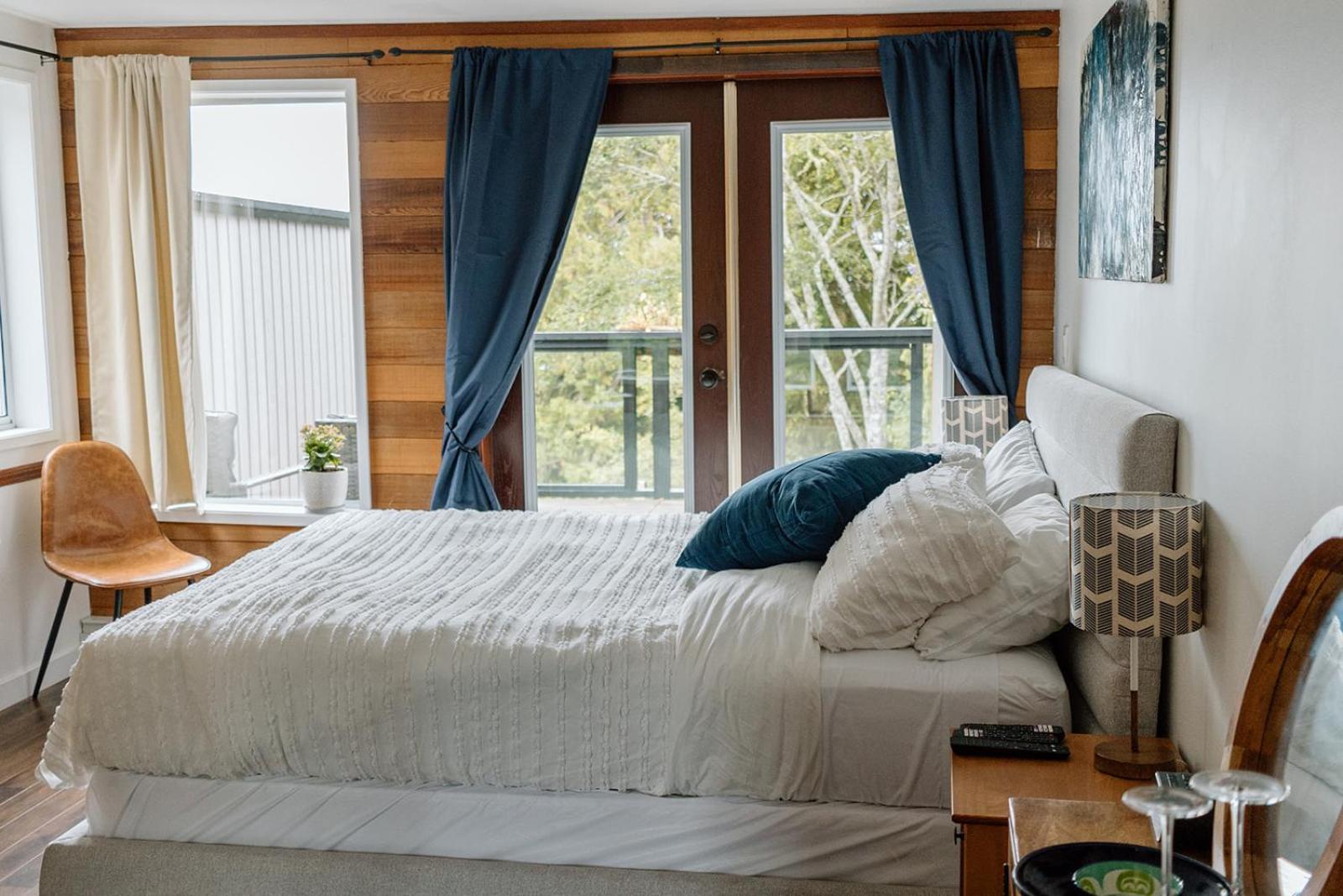 Lunar Cove Inn Charters And Tours 토피노 외부 사진